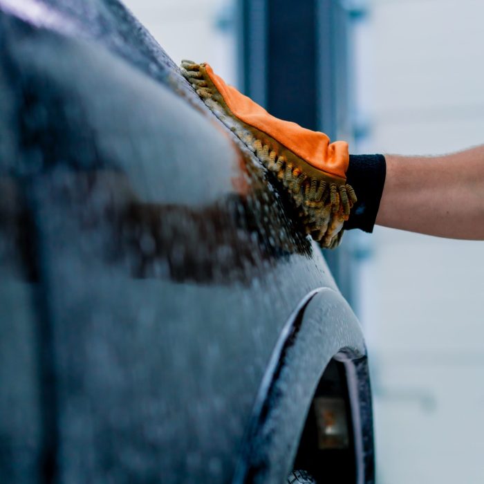Close-up,Of,A,Car,Wash,Worker,Using,A,Microfiber,Cloth